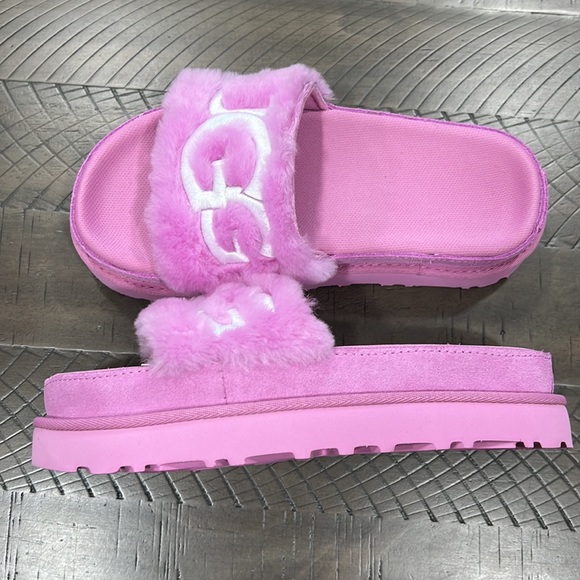 New without a box UGG slippers. Size 5 - Picture 3 of 8